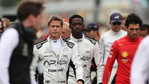 Brad Pitt junto a Damson Idris en uniforme para el rodaje de su película de F1 Brad Pitt junto a Damson Idris en uniforme para el rodaje de su película de F1
