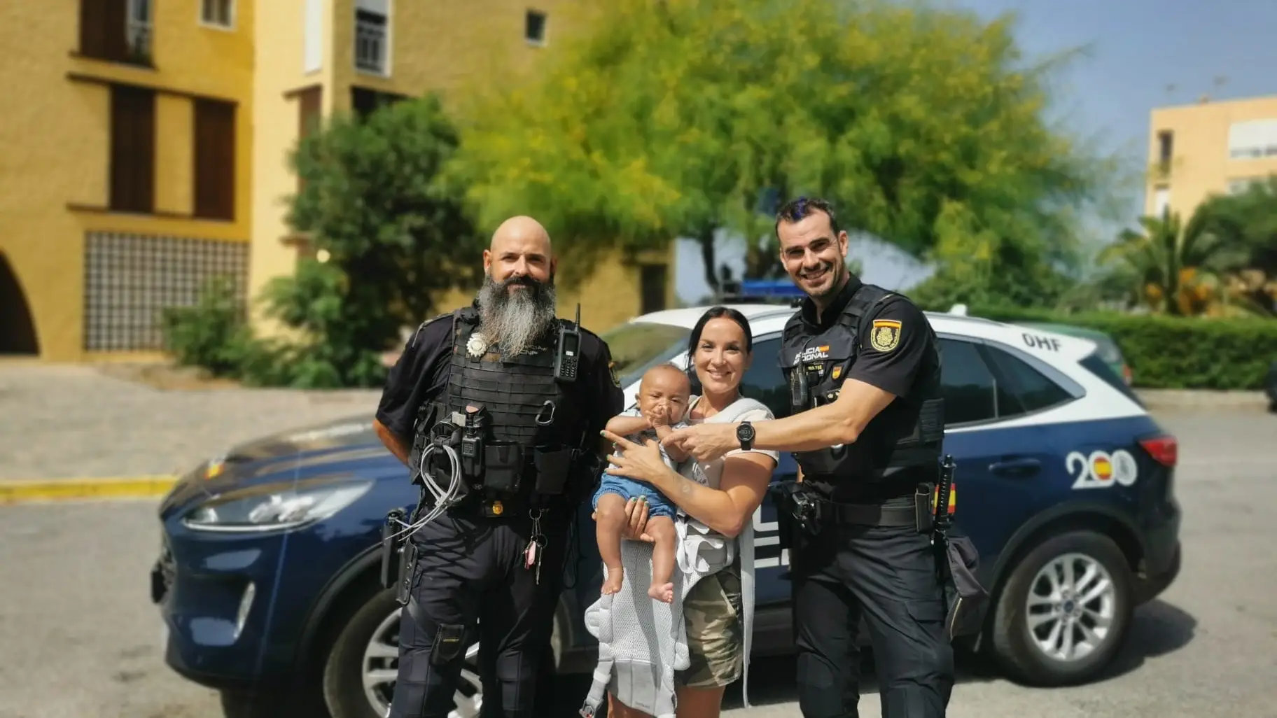 La madre ha querido fotografiarse con los agentes como agradecimiento