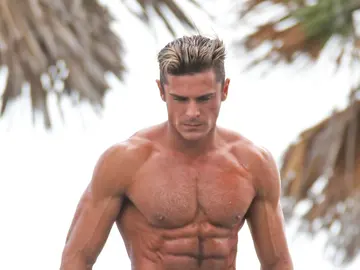 Zac Efron presume de músculos sin camiseta durante el rodaje de 'Baywatch' en 2016 Zac Efron presume de músculos sin camiseta durante el rodaje de 'Baywatch' en 2016