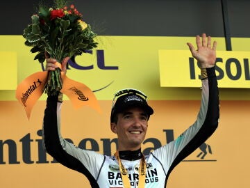Pello Bilbao reacciona en el podio tras ganar la décima etapa del Tour de Francia 2023