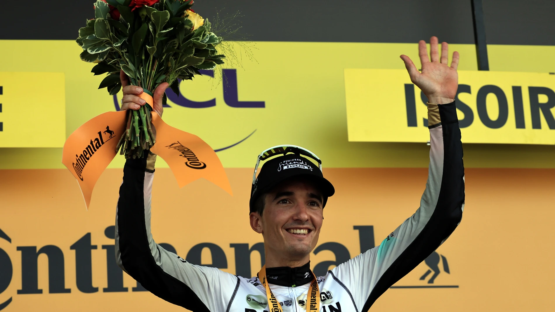 Pello Bilbao reacciona en el podio tras ganar la décima etapa del Tour de Francia 2023