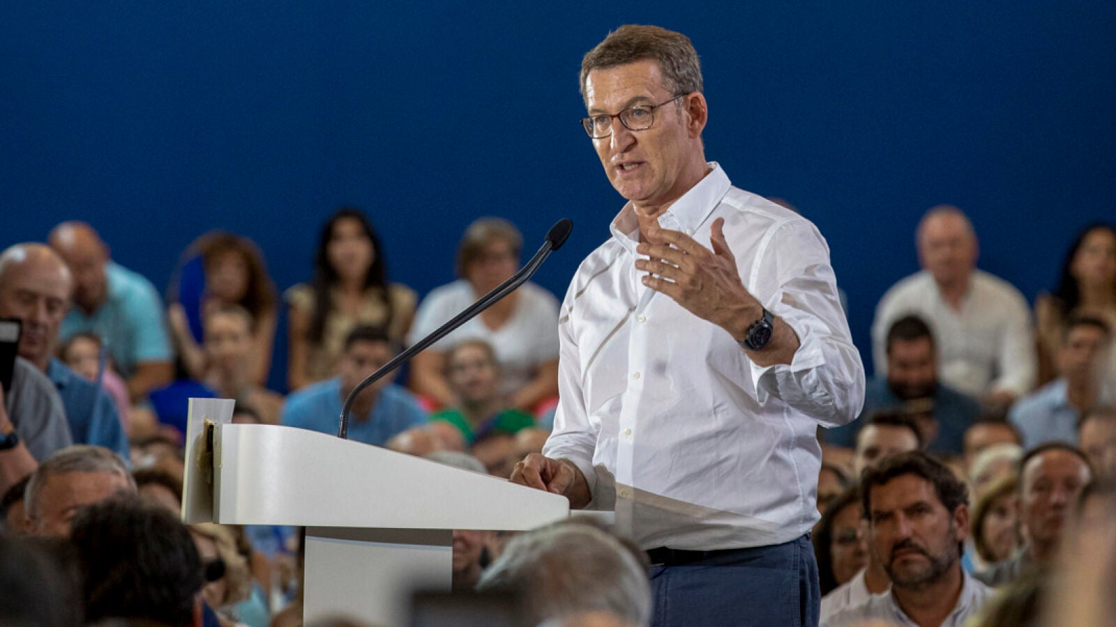 Feijóo se compromete a pagar las horas extras a los carteros para facilitar el voto por correo