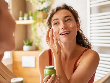 Mujer aplicándose crema Mujer aplicándose crema