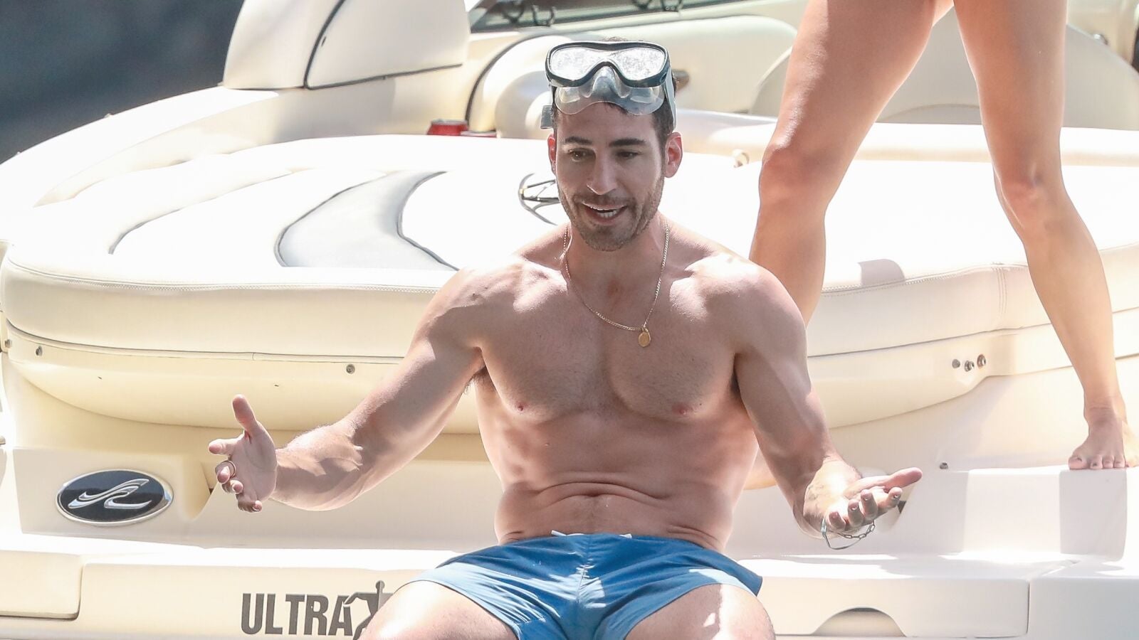 Le gastan esta broma a Miguel Ángel Silvestre y su reacción no puede ser más adorable