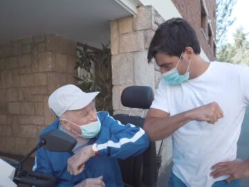 Carlos Sainz hijo junto a su abuelo, en una imagen de archivo