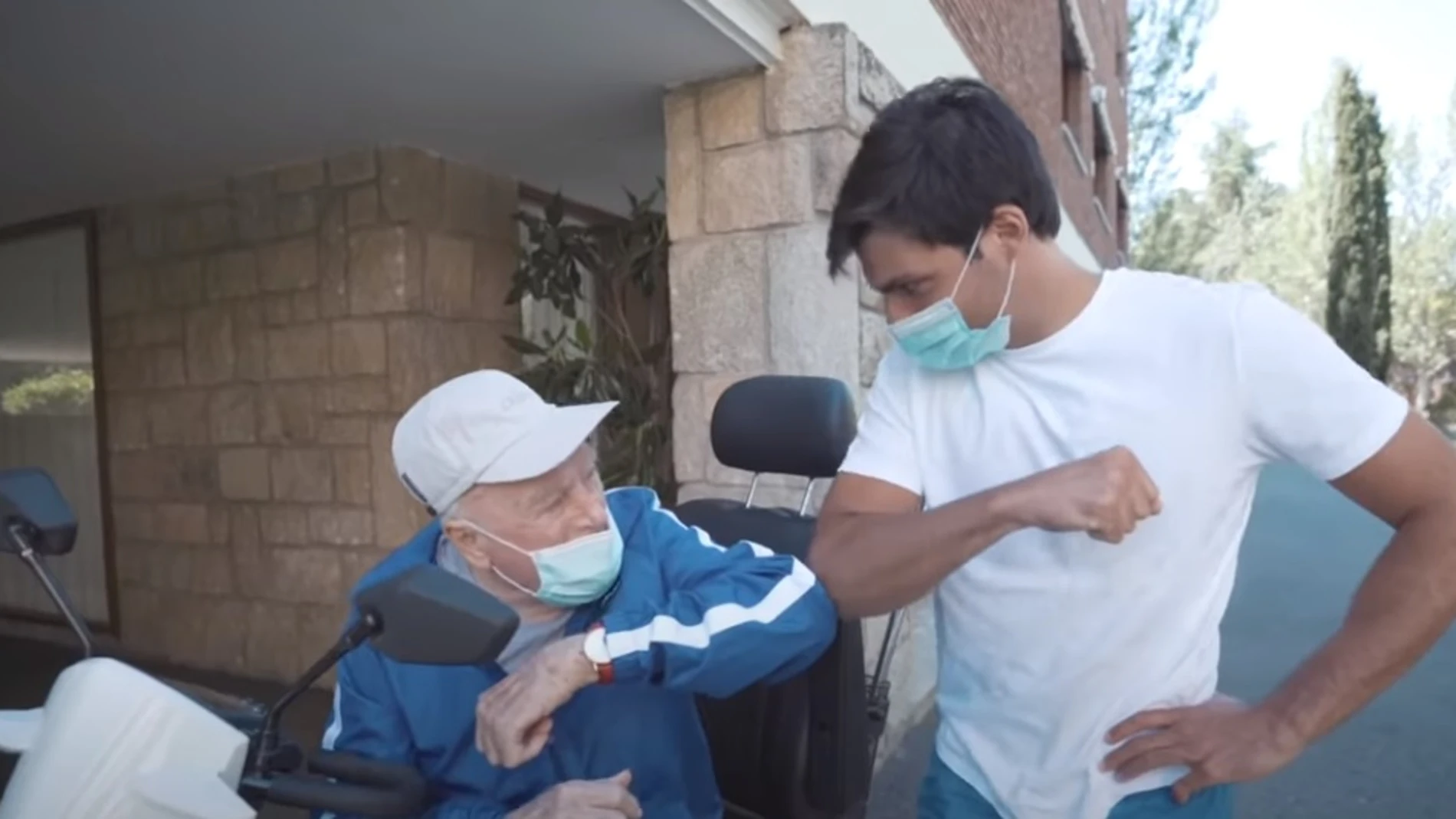 Carlos Sainz hijo junto a su abuelo, en una imagen de archivo Carlos Sainz hijo junto a su abuelo, en una imagen de archivo