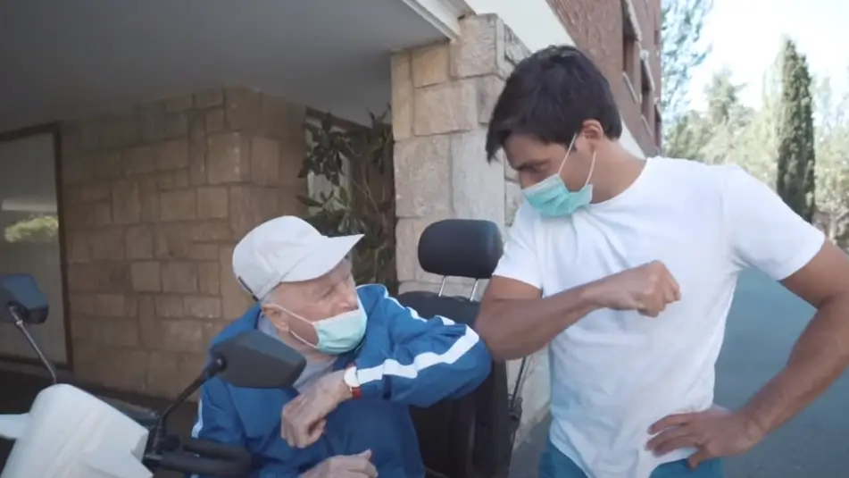 Carlos Sainz hijo junto a su abuelo, en una imagen de archivo Carlos Sainz hijo junto a su abuelo, en una imagen de archivo