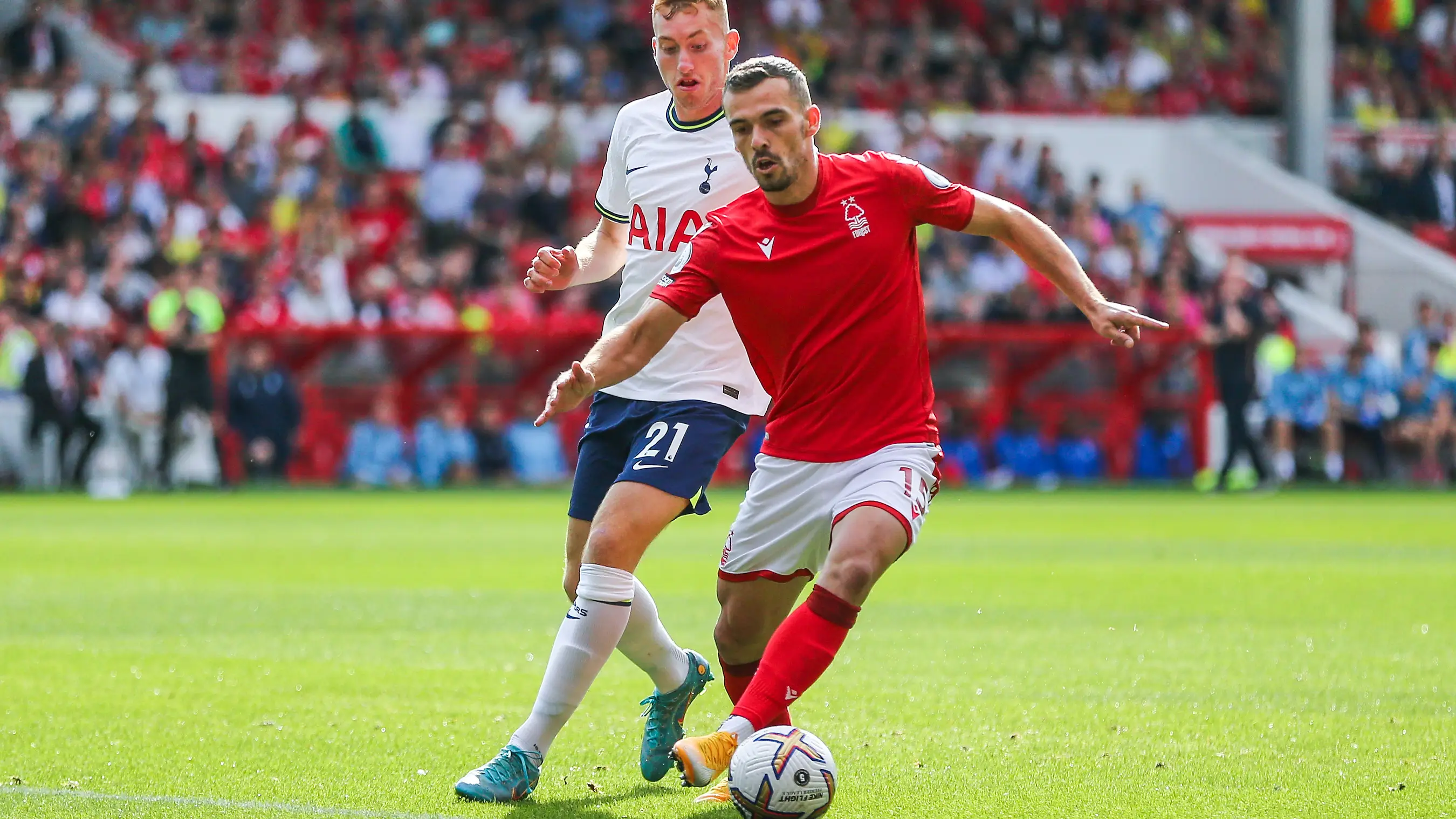 Harry Toffolo durante un partido de fútbol de la Premier League Harry Toffolo durante un partido de fútbol de la Premier League
