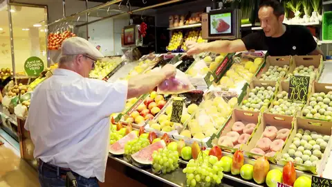 Una persona comprando en el mercado Una persona comprando en el mercado