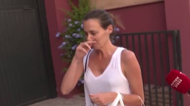 Claudia, la hija de Bertín Osborne, muy afectada y seria al preguntarle por la futura paternidad de su padre con su novia Gabriela Guillén