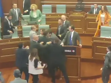 Pelea en el parlamento de Kosovo Pelea en el parlamento de Kosovo