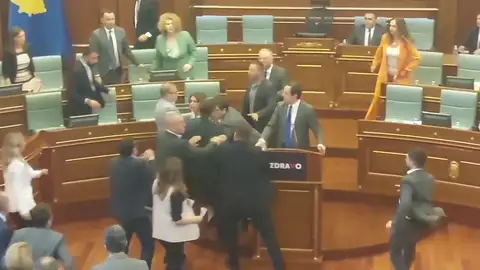 Pelea en el parlamento de Kosovo