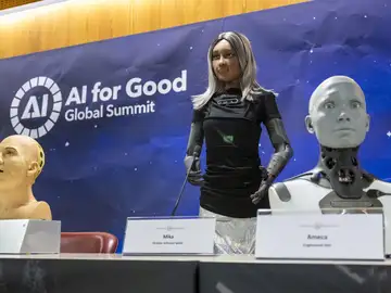 La primera rueda de prensa de robots La primera rueda de prensa de robots