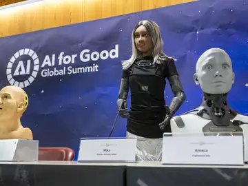 La primera rueda de prensa de robots La primera rueda de prensa de robots