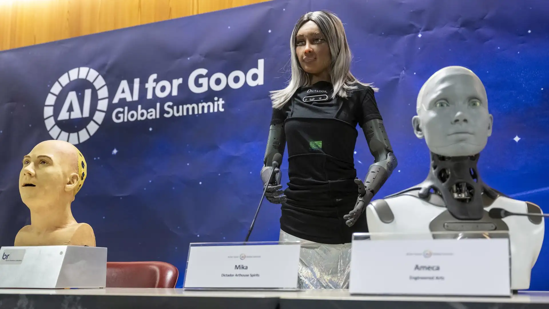 La primera rueda de prensa de robots La primera rueda de prensa de robots