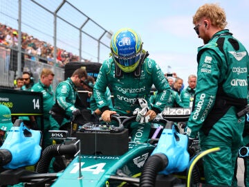 Fernando Alonso, junto a su equipo, en el GP de Canadá