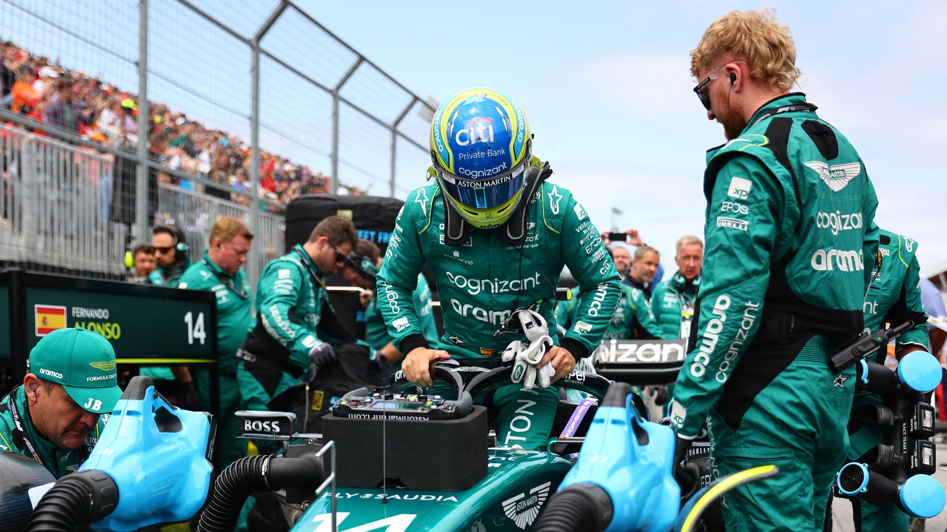 Fernando Alonso, junto a su equipo, en el GP de Canadá Fernando Alonso, junto a su equipo, en el GP de Canadá