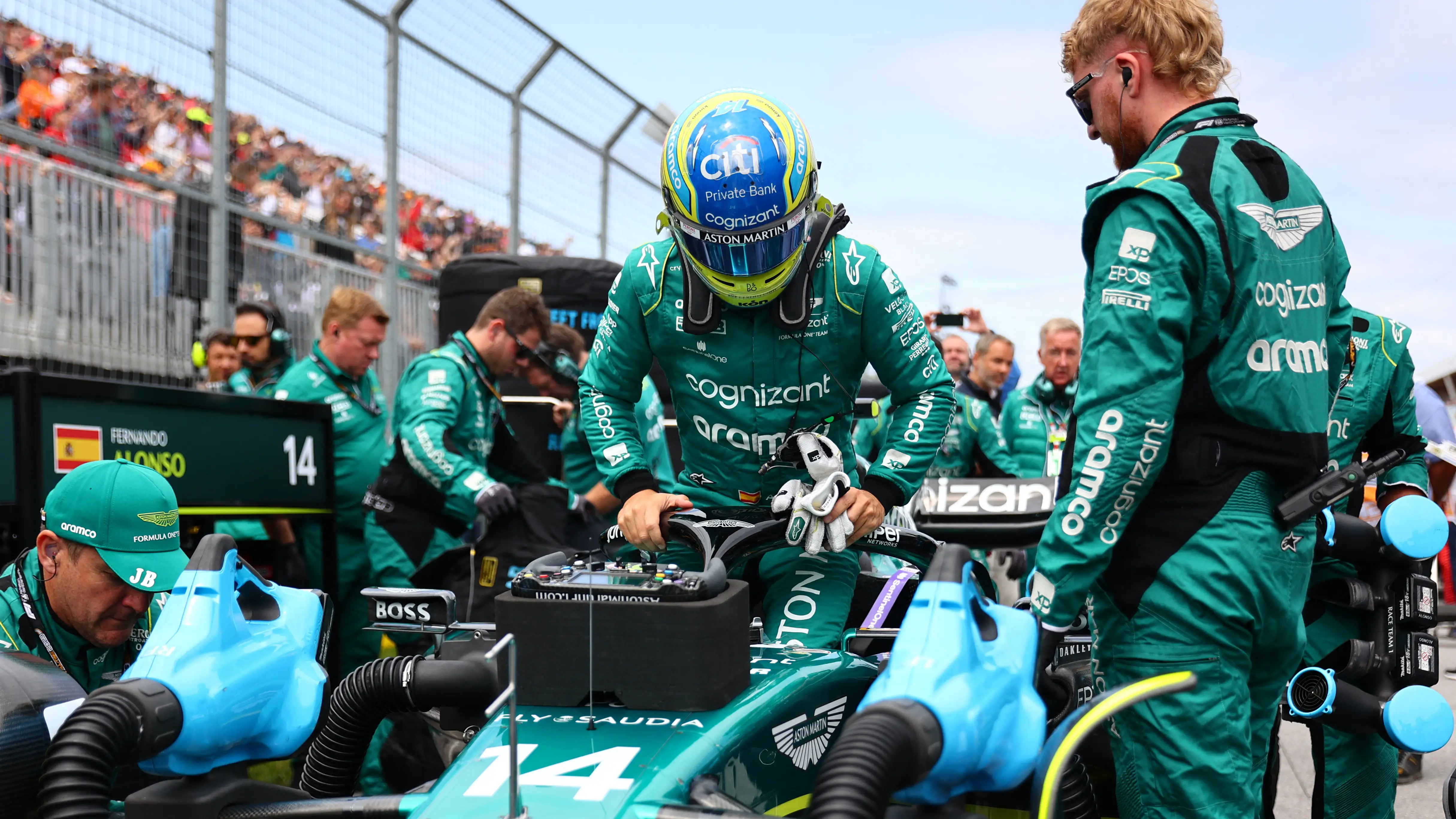 Fernando Alonso, junto a su equipo, en el GP de Canad&aacute;