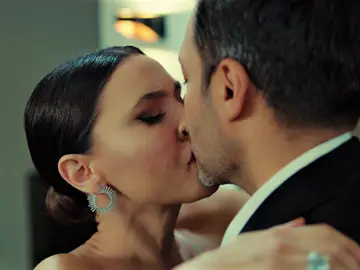 Ender y Kaya se dejan llevar por sus sentimientos… ¡Y se besan apasionadamente! Ender y Kaya se dejan llevar por sus sentimientos… ¡Y se besan apasionadamente!