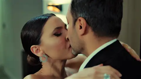 Ender y Kaya se dejan llevar por sus sentimientos… ¡Y se besan apasionadamente! Ender y Kaya se dejan llevar por sus sentimientos… ¡Y se besan apasionadamente!