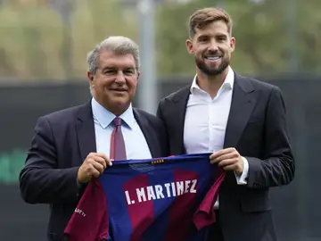 Iñigo Martínez paso junto a Joan Laporta durante su presentación Iñigo Martínez paso junto a Joan Laporta durante su presentación
