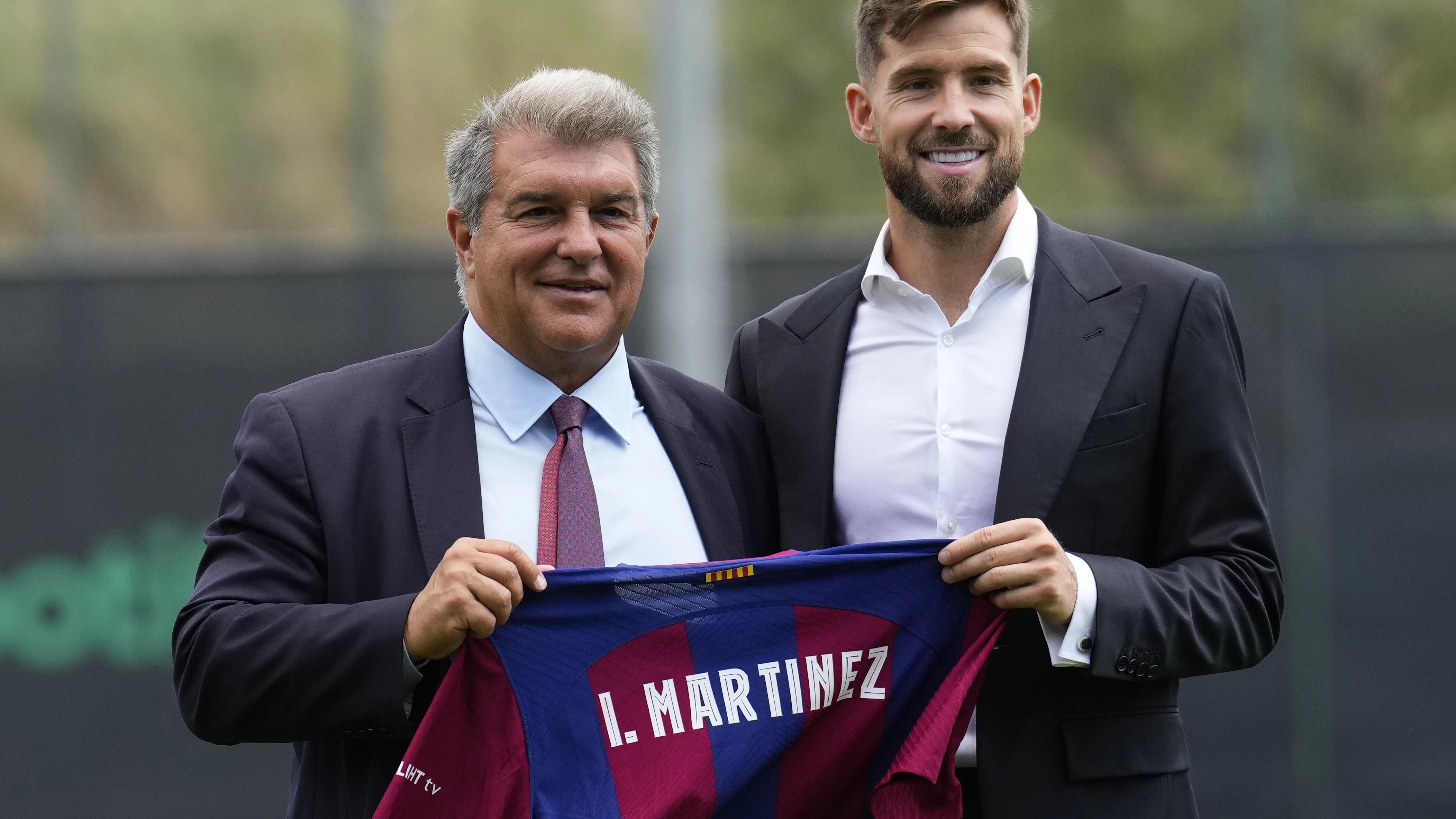 Iñigo Martínez paso junto a Joan Laporta durante su presentación Iñigo Martínez paso junto a Joan Laporta durante su presentación