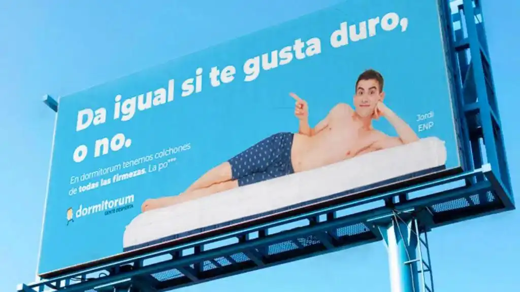 Valla publicitaria de la empresa de colchones