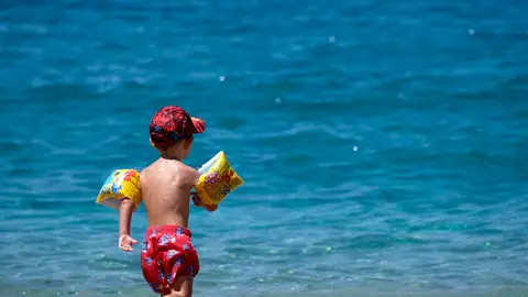 Niño en la playa Niño en la playa