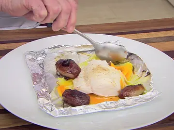 Merluza al papillote con chalotas glaseadas: “Manjar de dioses” Merluza al papillote con chalotas glaseadas: “Manjar de dioses”