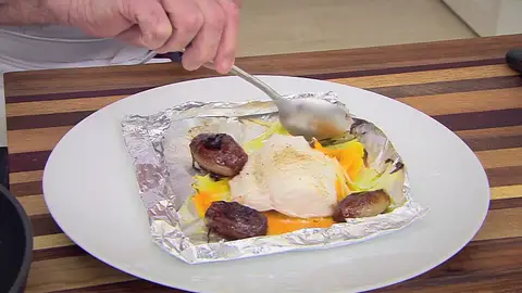 Merluza al papillote con chalotas glaseadas: “Manjar de dioses” Merluza al papillote con chalotas glaseadas: “Manjar de dioses”