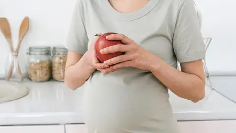 Mujer embarazada con una manzana Mujer embarazada con una manzana