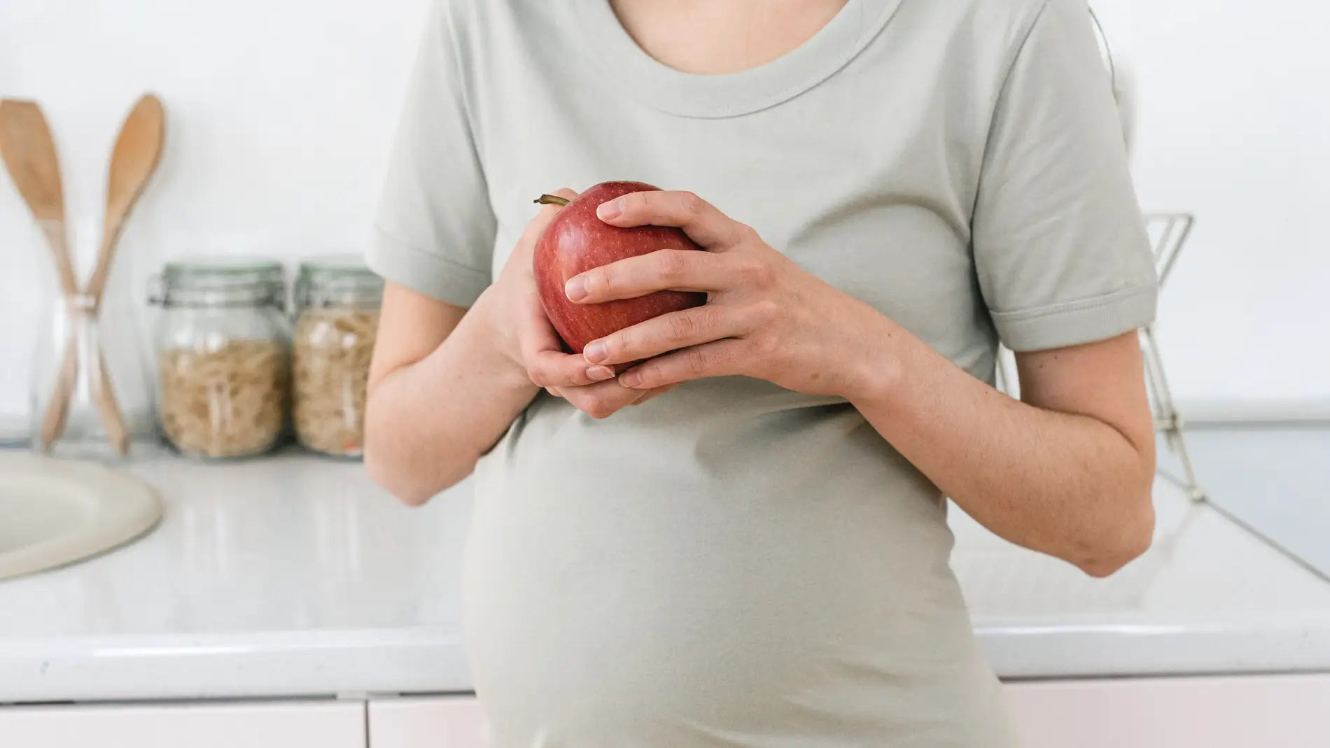 Mujer embarazada con una manzana