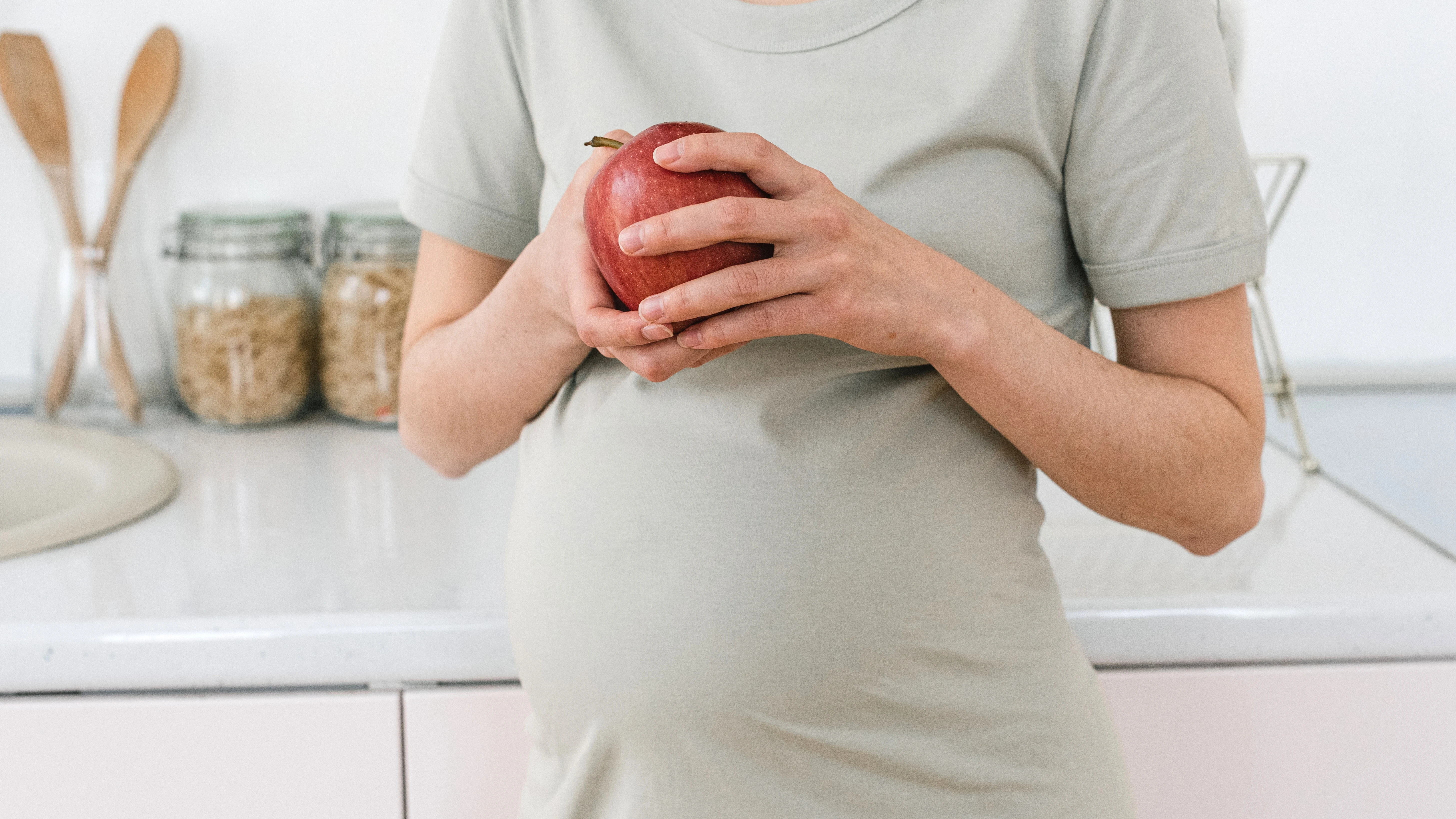 Mujer embarazada con una manzana