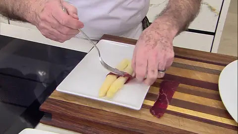 Envuelve los espárragos con las hojas de cecina Envuelve los espárragos con las hojas de cecina