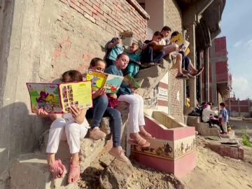 Niños leyendo en la escalera