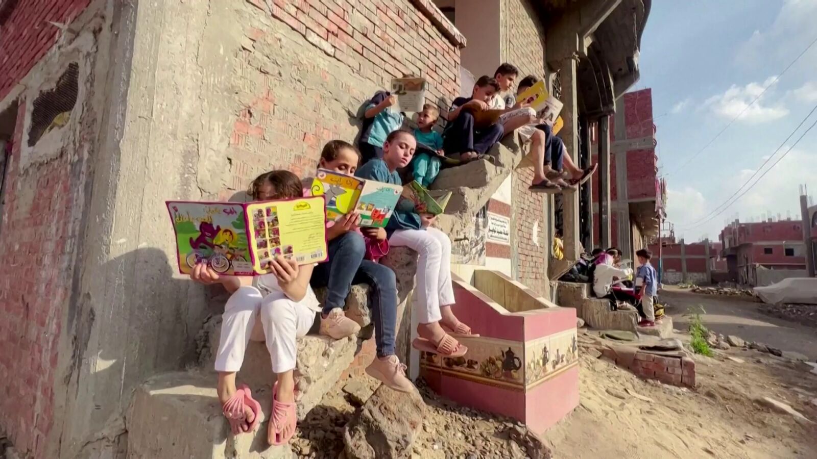Un hombre convierte su casa en una biblioteca para enseñar a leer a los niños de su pueblo