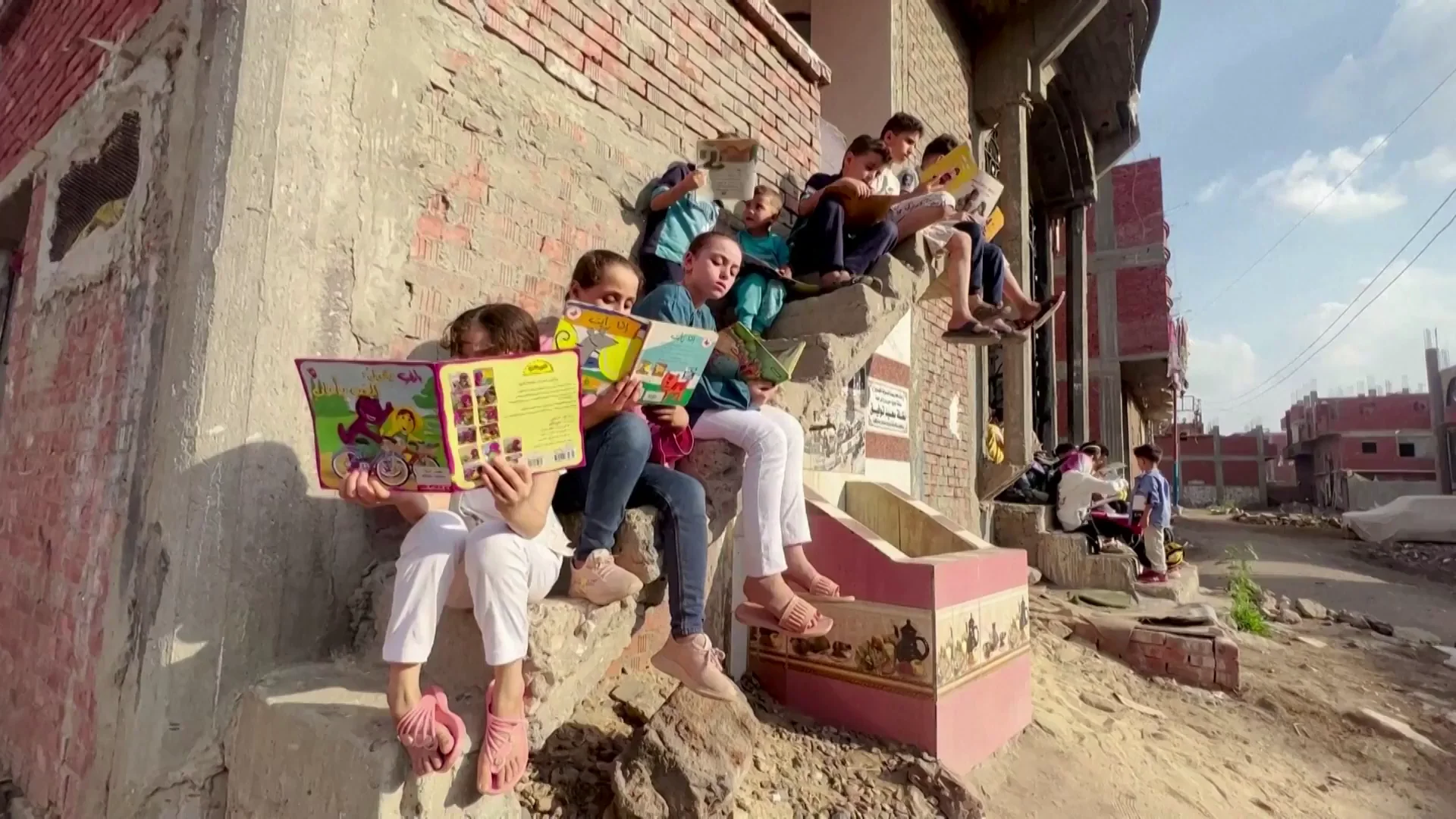 Niños leyendo en la escalera Niños leyendo en la escalera