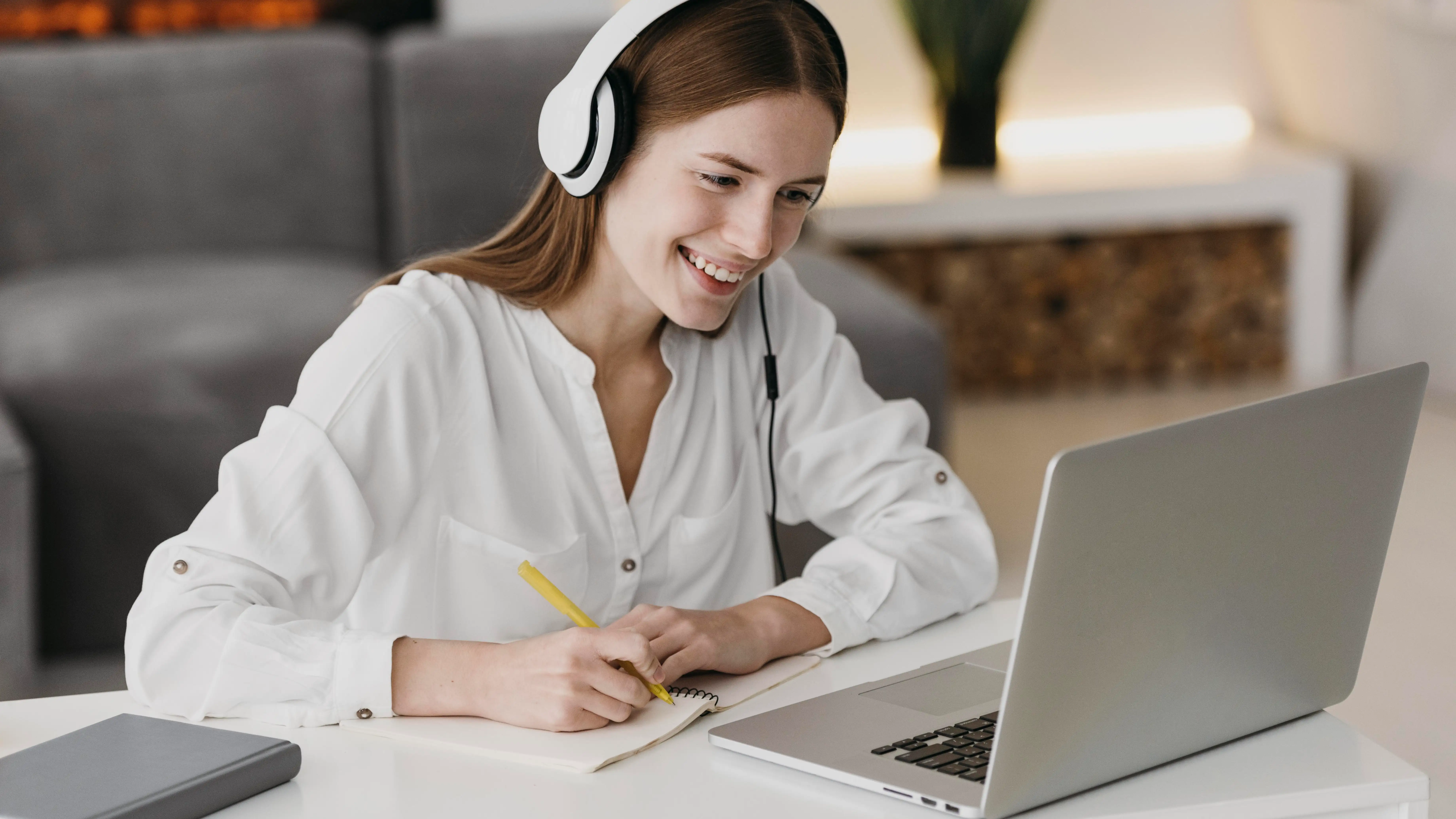 Una mujer haciendo un curso online