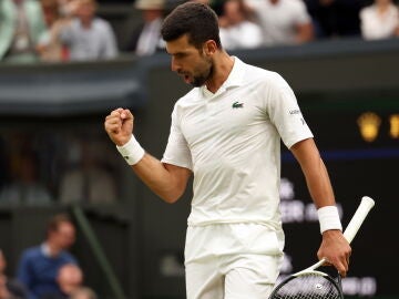 Novak Djokovic celebra un punto ante Sinner en las semifinales de Wimbledon