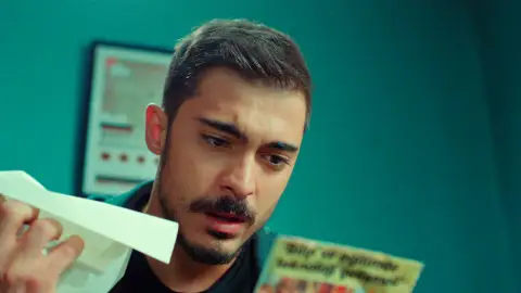 Yiğit descubre que es el hijo que Ender dio en adopción… ¿Qué va a hacer ahora? Yiğit descubre que es el hijo que Ender dio en adopción… ¿Qué va a hacer ahora?