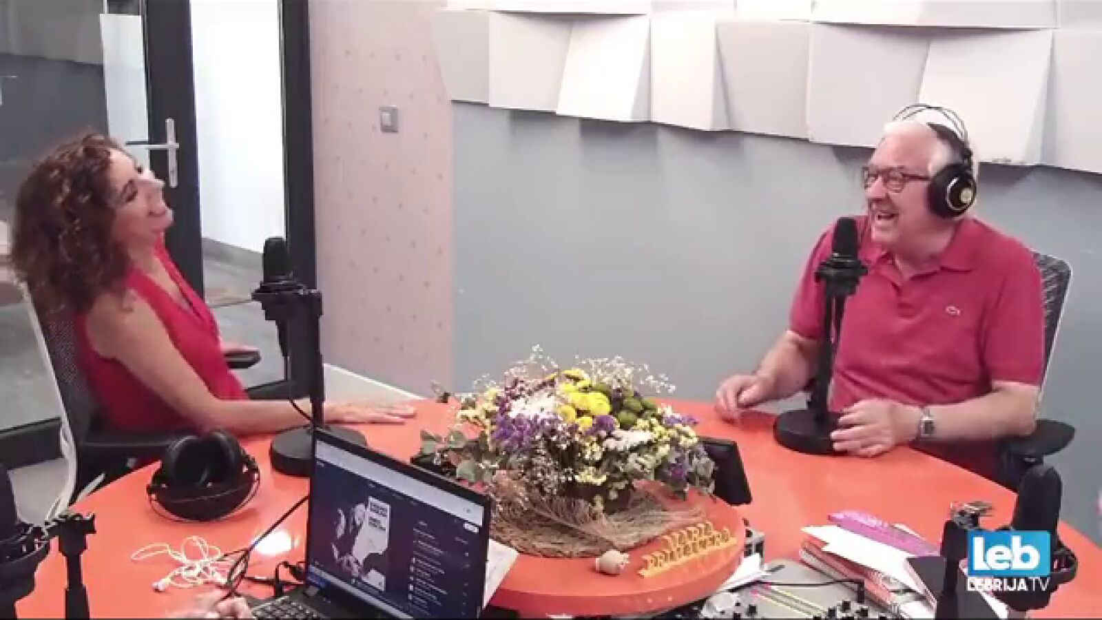 El insólito comentario de un vidente tras leerle la mano a María Jesús Montero: 