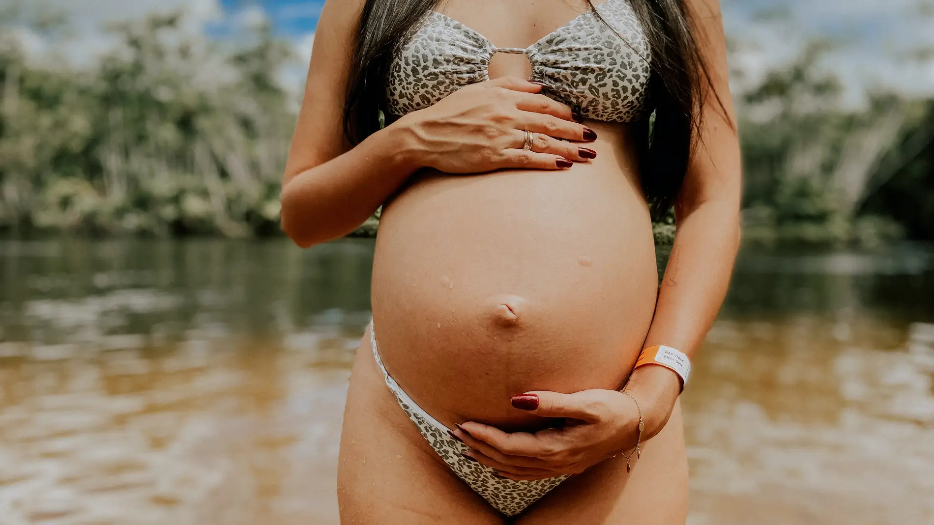 Mujer embarazada en biquini