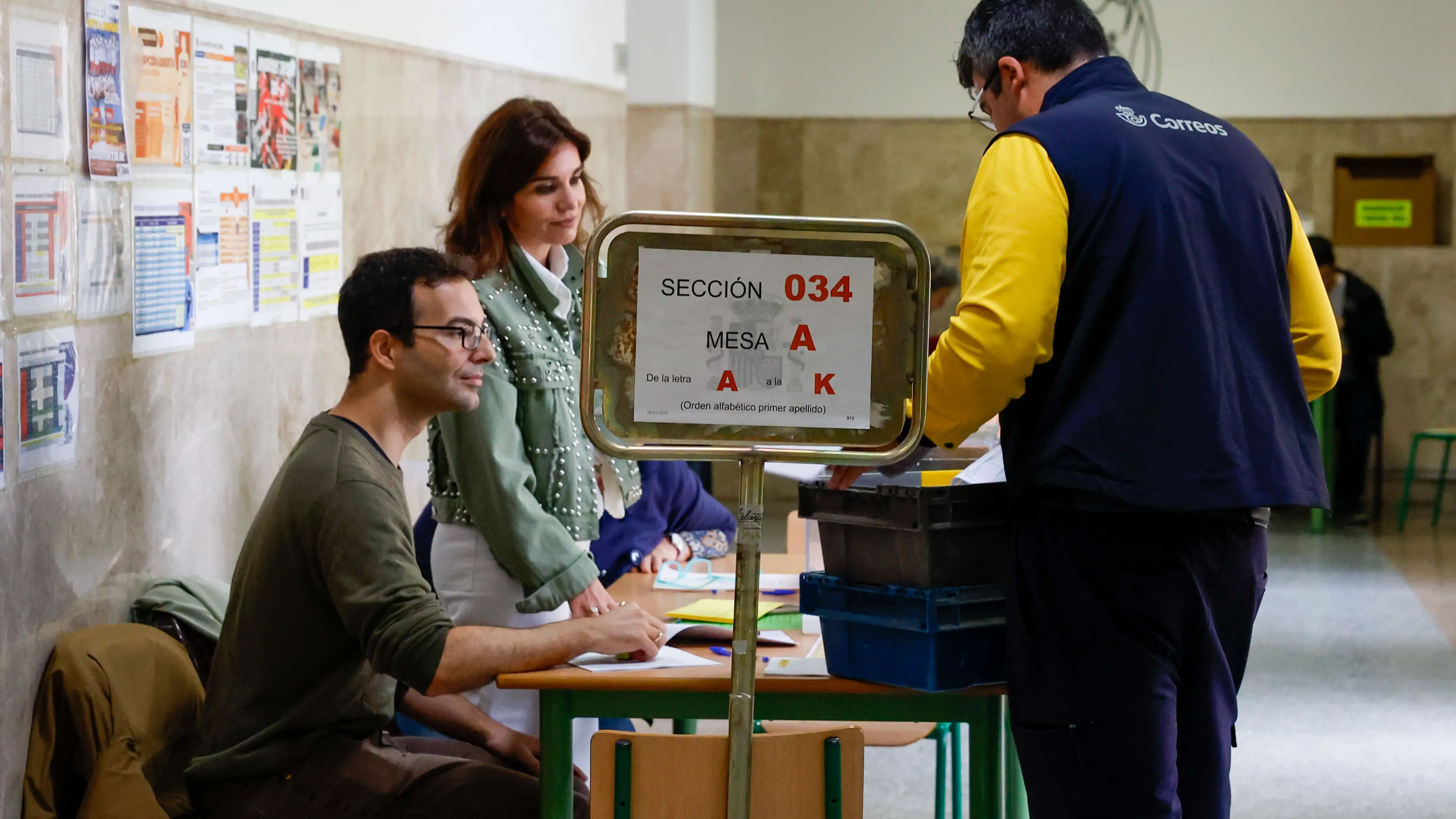 Un trabajador de Correos deposita el voto por correo Un trabajador de Correos deposita el voto por correo