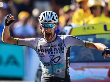 Poels levanta el puño tras ganar la etapa 15 del Tour de Francia