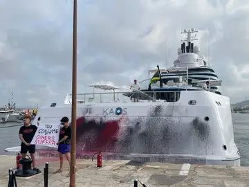 Activistas rocían con pintura un megayate en el puerto de Ibiza Activistas rocían con pintura un megayate en el puerto de Ibiza