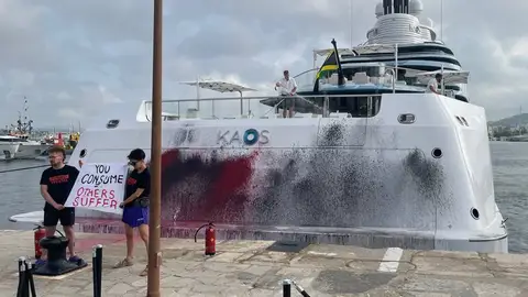 Activistas rocían con pintura un megayate en el puerto de Ibiza Activistas rocían con pintura un megayate en el puerto de Ibiza