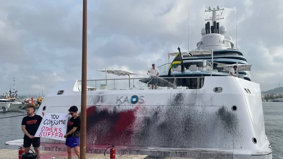 Activistas roc&iacute;an con pintura un megayate en el puerto de Ibiza