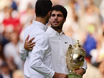 Carlos Alcaraz y Novak Djokovic tras la final de Wimbledon 2023