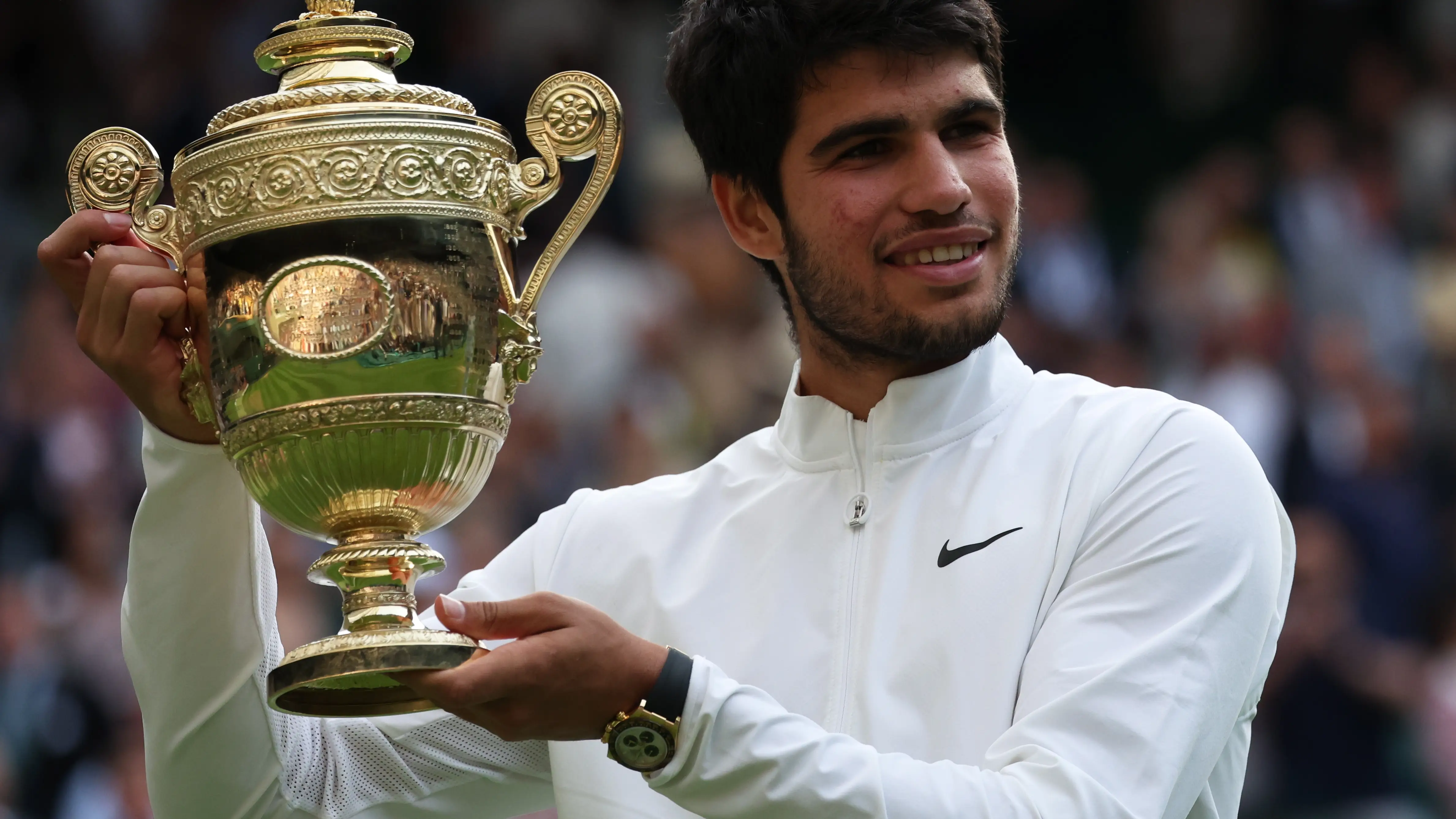 Carlos Alcaraz posa con el trofeo de Wimbledon Carlos Alcaraz posa con el trofeo de Wimbledon