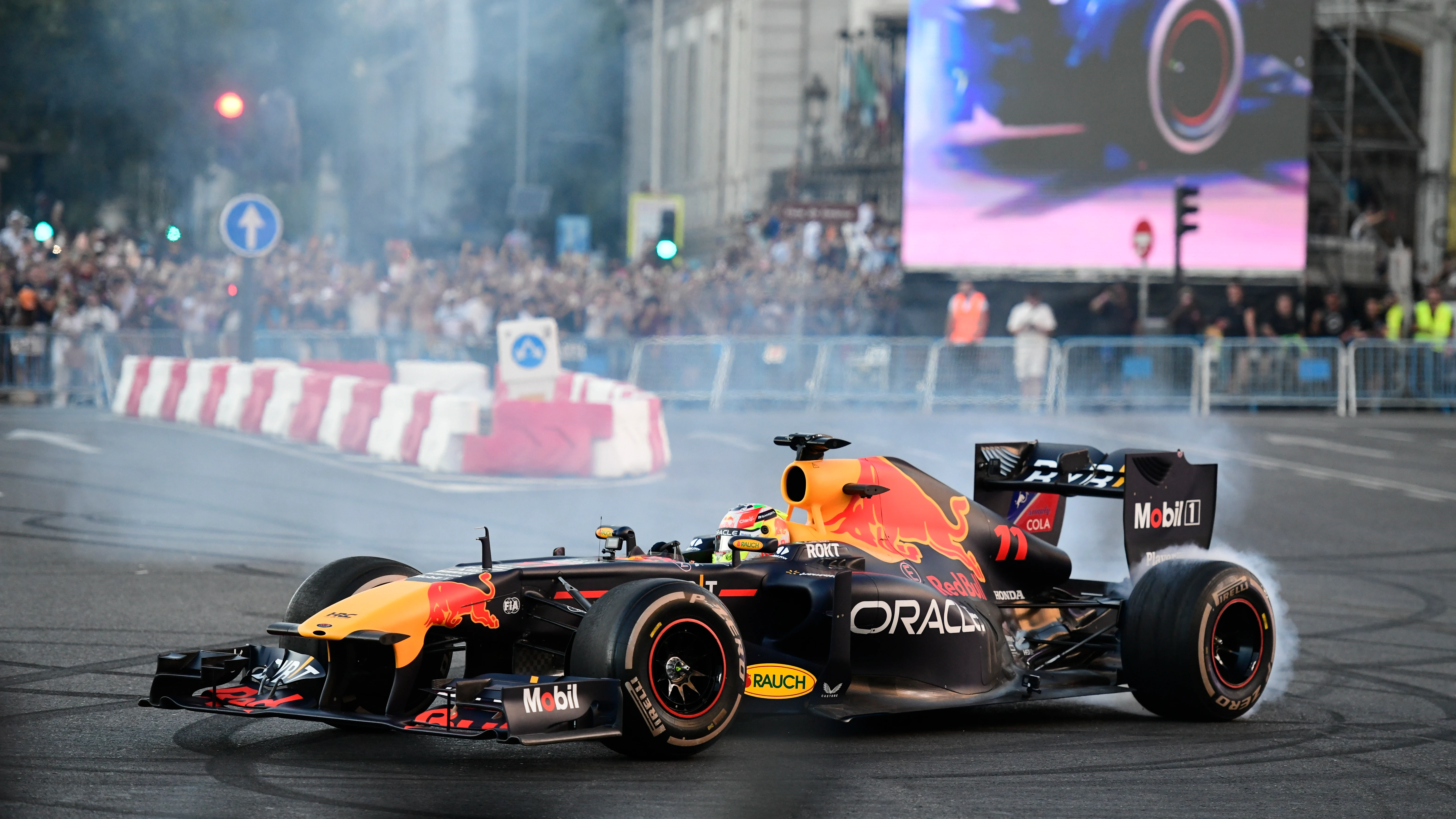 El Red Bull de Checo Pérez en las calles de Madrid El Red Bull de Checo Pérez en las calles de Madrid